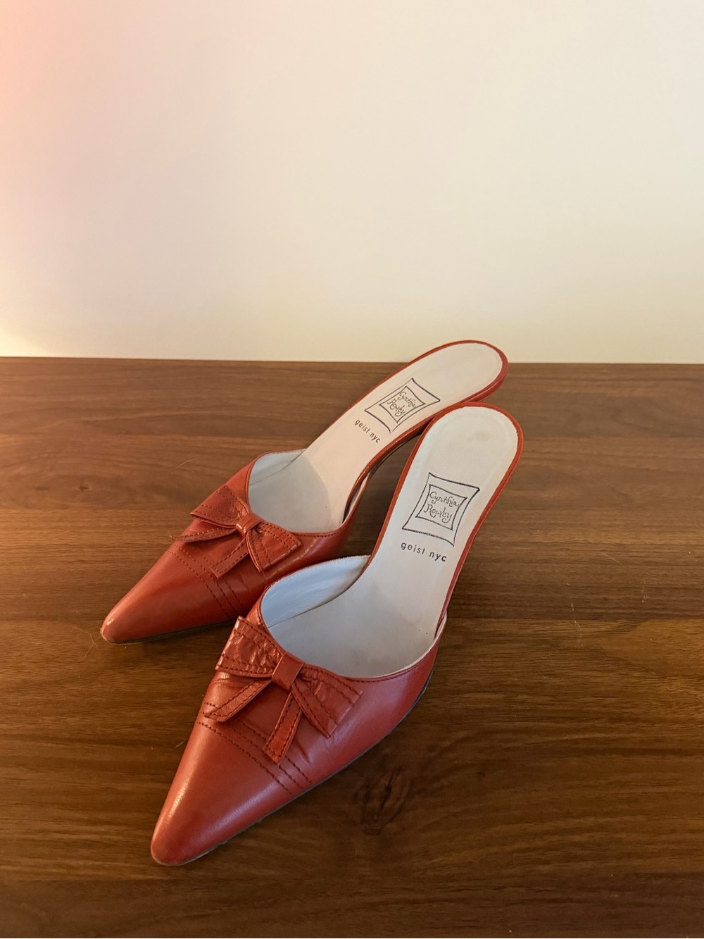Vintage Cynthia Rowley Leather Bow Pointed Toe Kitten Heel Mules Size 7.5 - Picture 1 of 4
